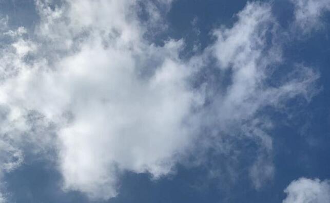 沈陽(yáng)天空出現(xiàn)巨型光柱